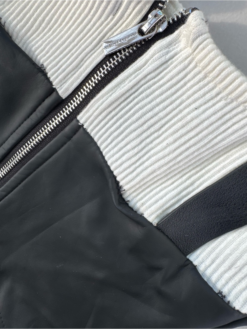 Manière De Voir: Black White Colorblock Ribbed Zip Front Crop Tank, 6 - Picture 12 of 13